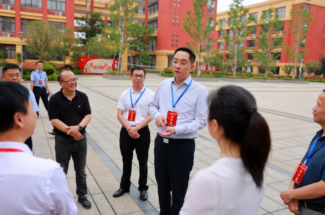 首页>信用动态>都昌动态>在县任远中学考点,邱舰详细了解考场布置