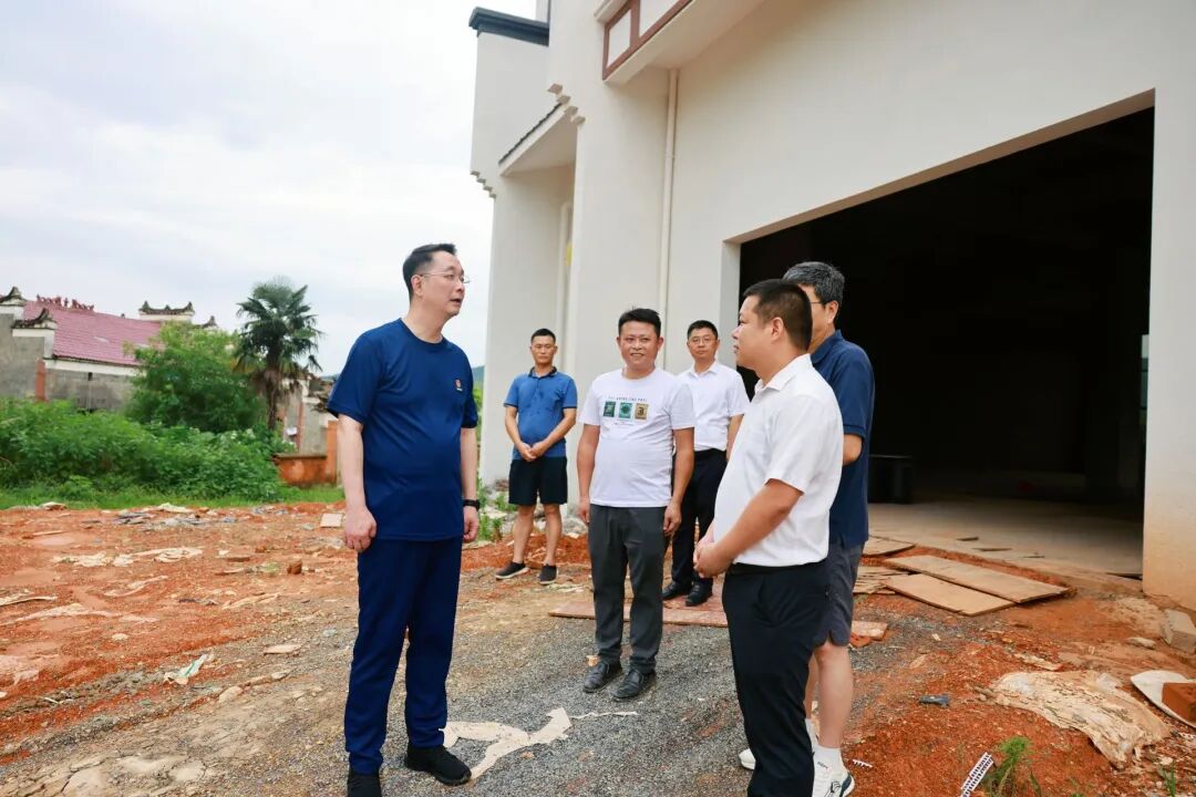 县委书记邱舰实地调研冯任教育纪念馆建设情况