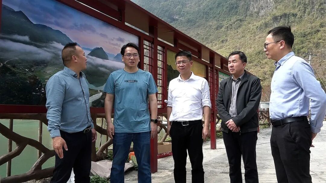 白玛泽仁到三石镇红水河第一湾调研旅游产业发展工作