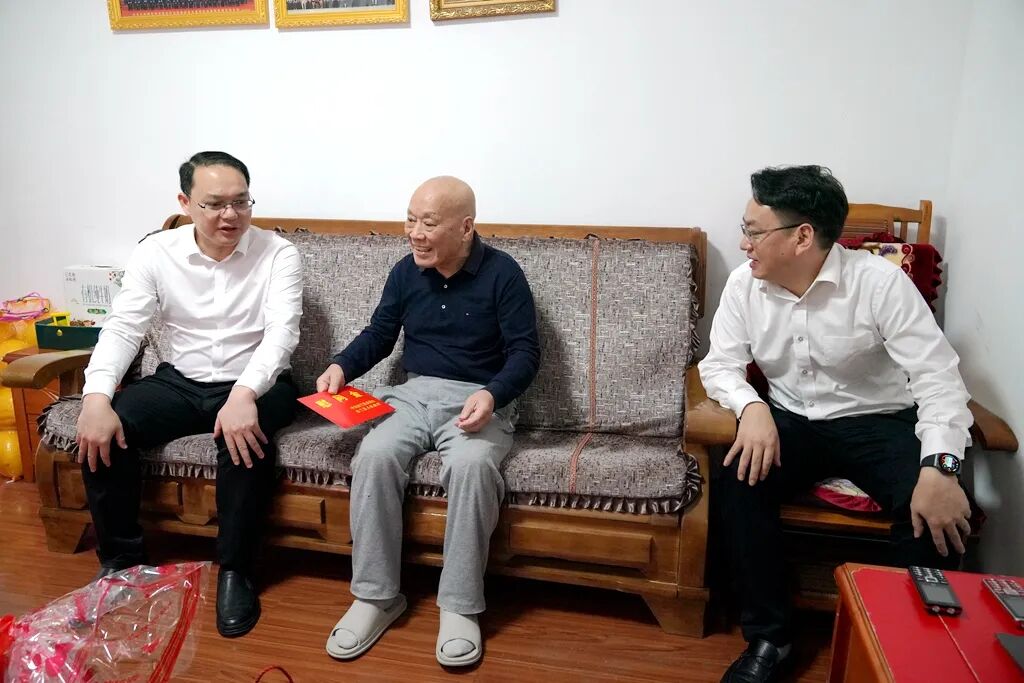 网络中国节重阳韦家甫白玛泽仁到金城江看望慰问老干部