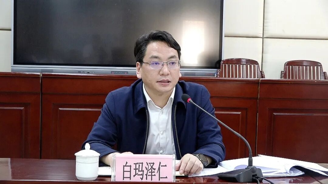 白玛泽仁到县教育局县卫健局指导工作