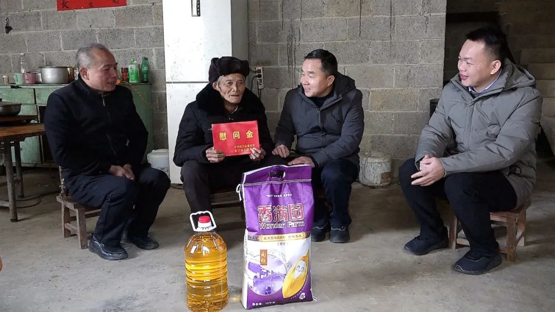 县政府办韦明龙到东兰镇田洞村走访慰问高龄老人和困难突出的退伍军人