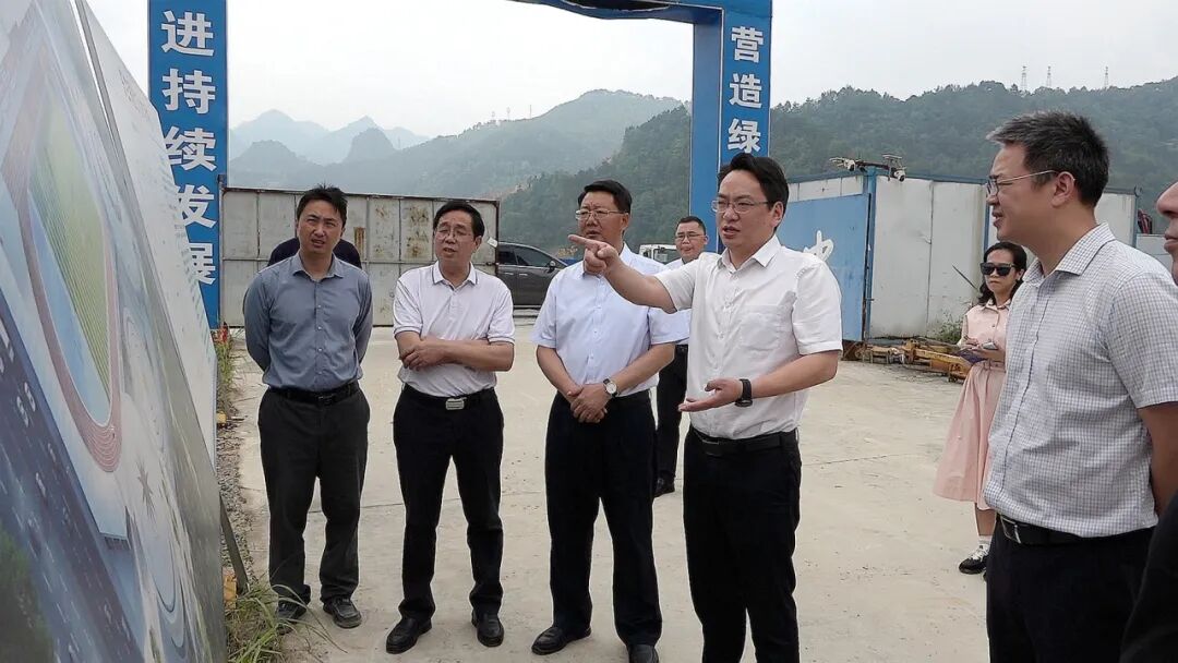 白玛泽仁到向阳新城检查指导县文体中心项目建设工作