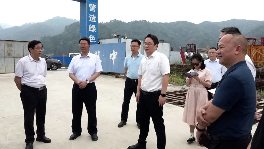 白玛泽仁到向阳新城检查指导县文体中心项目建设工作