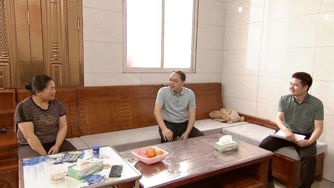 在东兰镇新烟村,韦家甫先后到韦锋等农户家中,与农户细话家常,了解其