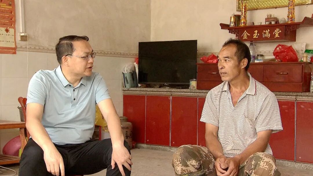 在东兰镇新烟村,韦家甫先后到韦锋等农户家中,与农户细话家常,了解其