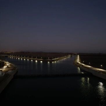 河道治理有成效 水畅岸绿夜景美