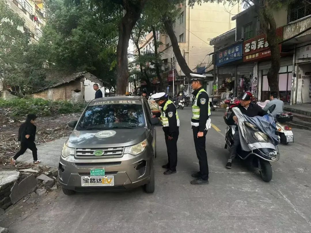 交警向大家讲解了驾驶低速电动车时的注意事项,并分析了随意横穿马路