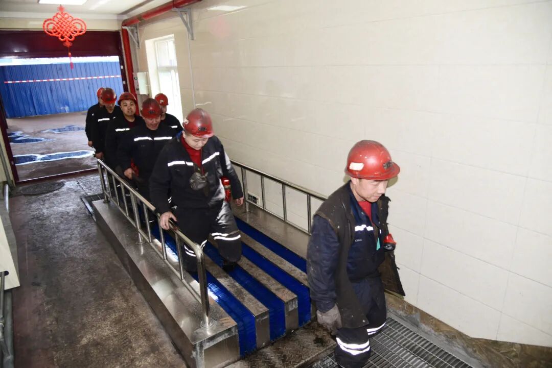 从洗靴池到洗靴机东曲矿我为群众办实事从实做起