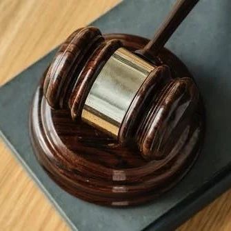 临江府被法所夺，妇人为泄愤，将其砸碎。法院：赔偿！