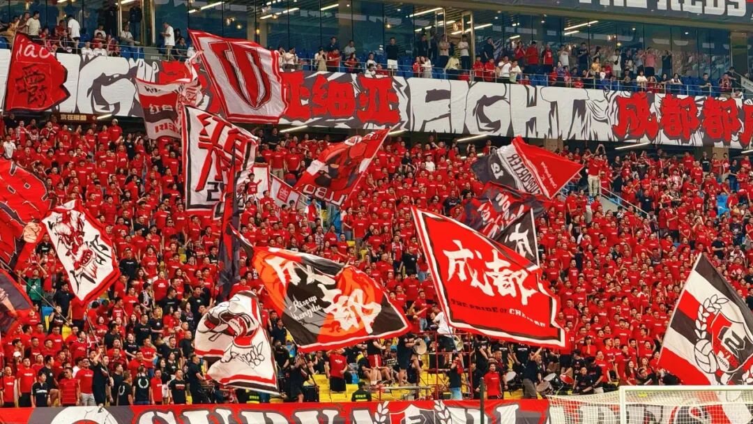 红色主场回归！4万成都人“去班味”的方式是→插图3