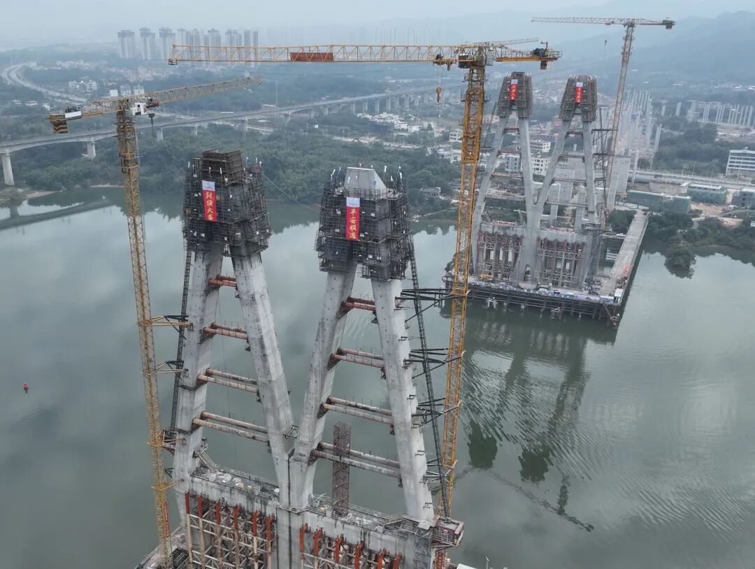惠增高速东江特大桥4个主塔全部顺利封顶。