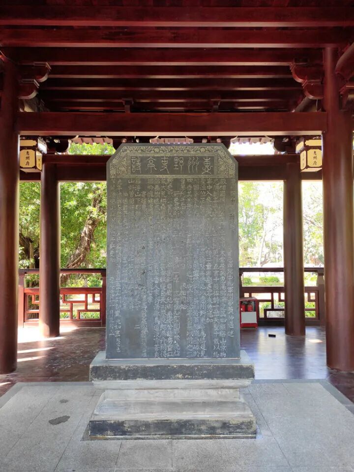 野吏亭内复原了惠州历史上著名的金石作品“惠州野吏亭诗”碑。