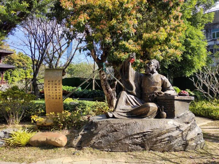 野吏亭旁同时增设东坡“饮酒品荔”雕塑打卡点，树立《食荔枝》诗卷，东坡遗韵更浓郁。