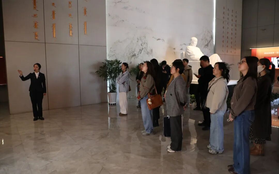 传承英烈精神 青春挺膺担当——内蒙古文联组织青年干部赴乌兰夫纪念馆参观学习 第3张