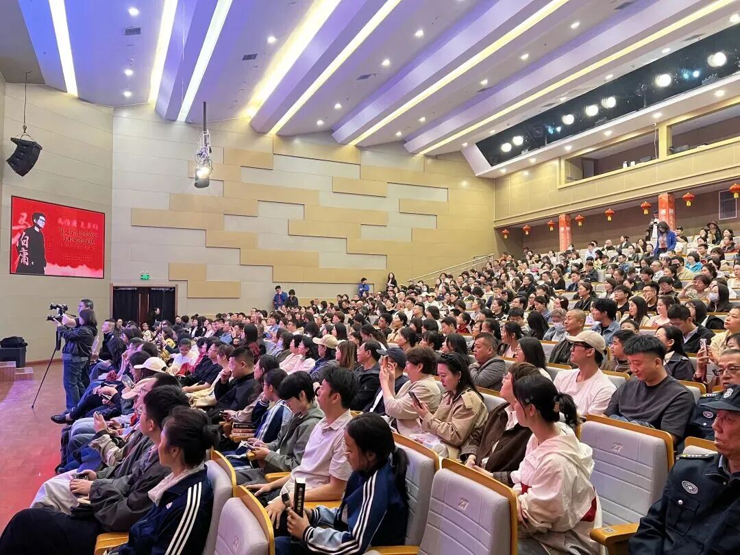 “马伯庸 包头行”《当文学回到历史和未来的现场》主题讲座暨读者见面会圆满举行 第3张
