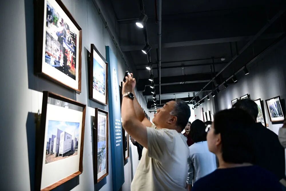“硬核包头 砥柱脊梁 ”新华社镜头中的包头新闻摄影展开展 第6张