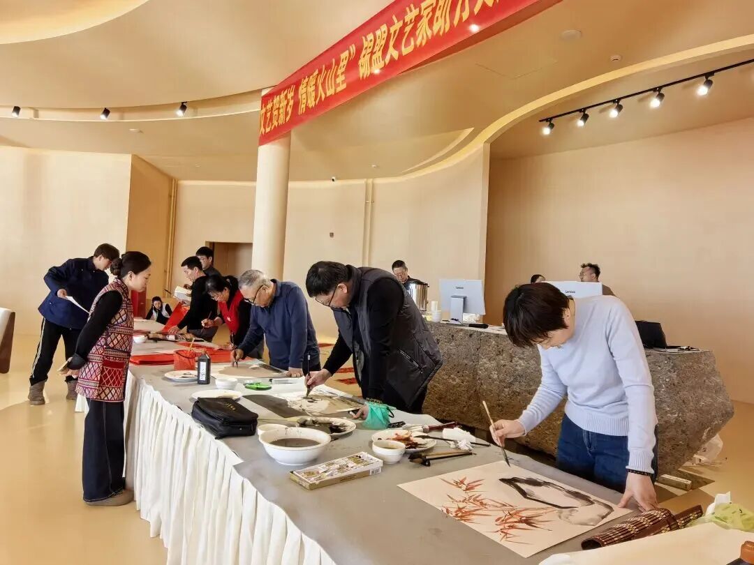 基层艺讯 | 锡盟文联组织文艺家赴火山草原开展采风志愿服务活动 第2张