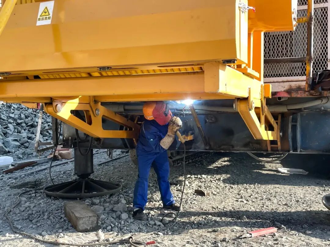 女工诗人与一块有点野心的矿石