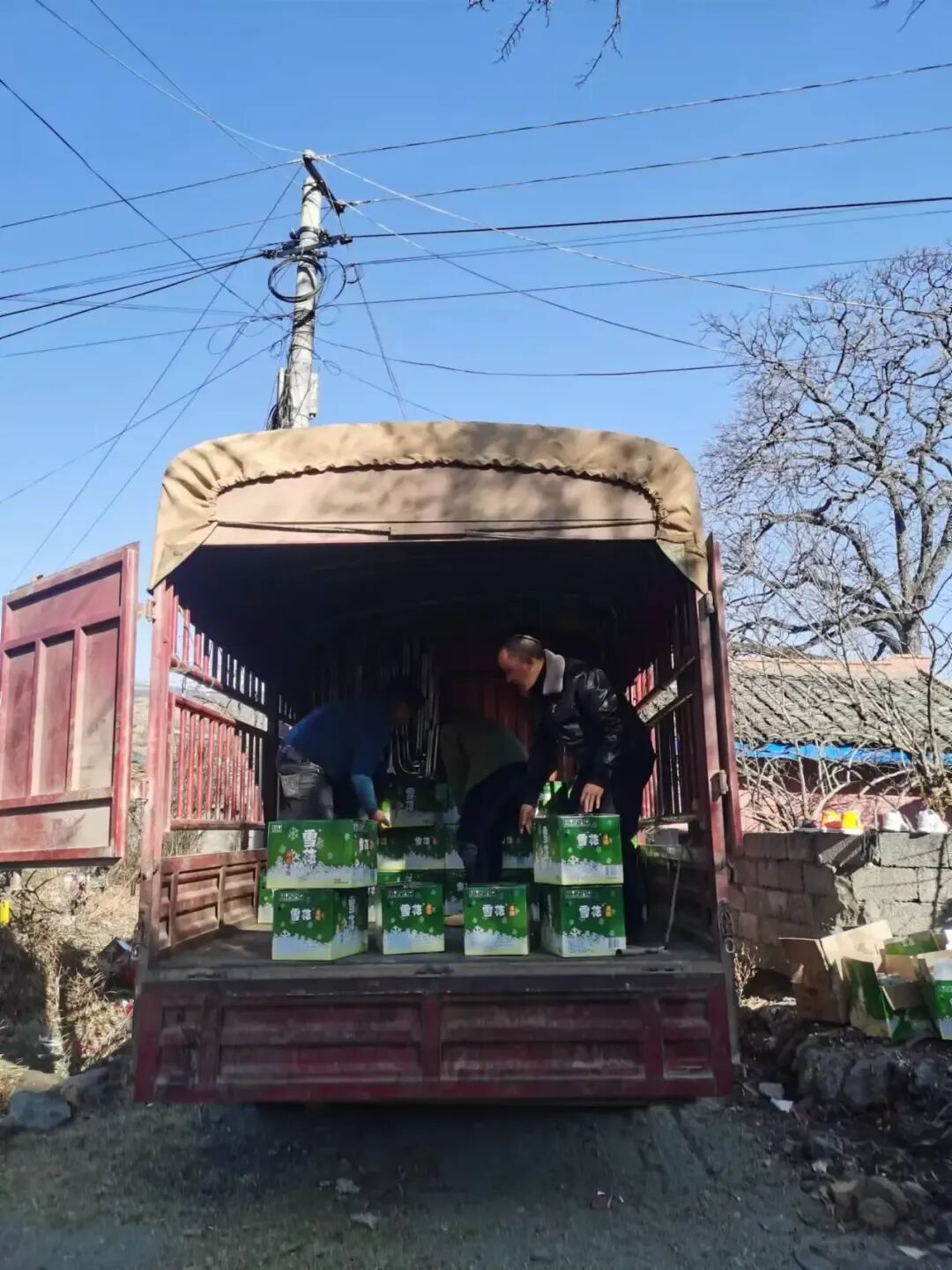 伍甲莫装在大车里的奔丧酒.