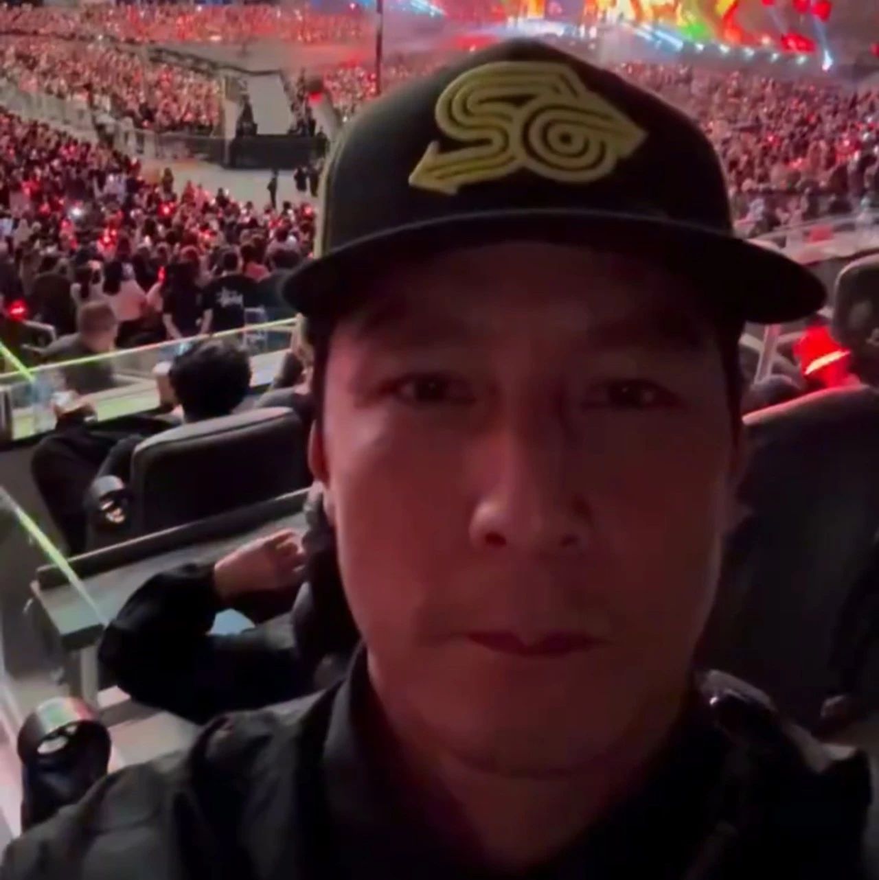 吴彦祖看演唱会表情抢眼