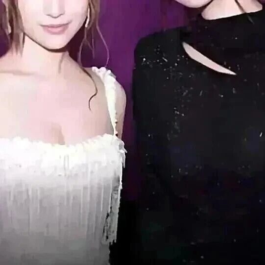 张柏芝与赌王女儿同框,相差11岁,网友直呼:对比之下,更美了...