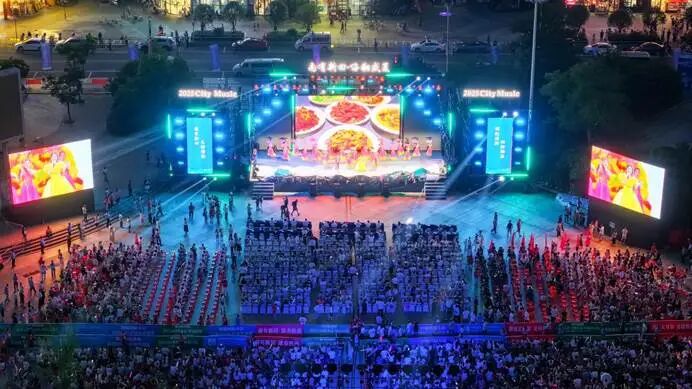 当天，2025湖南文化和旅游夏季消费季暨湖南省第二届“雄川杯”湘南足球赛启幕。