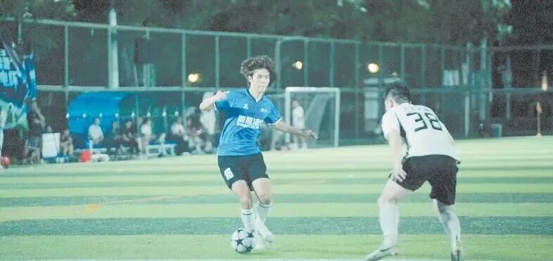 大湾区湖南人足球联队队员（蓝衣）在热身赛中。均为受访者供图