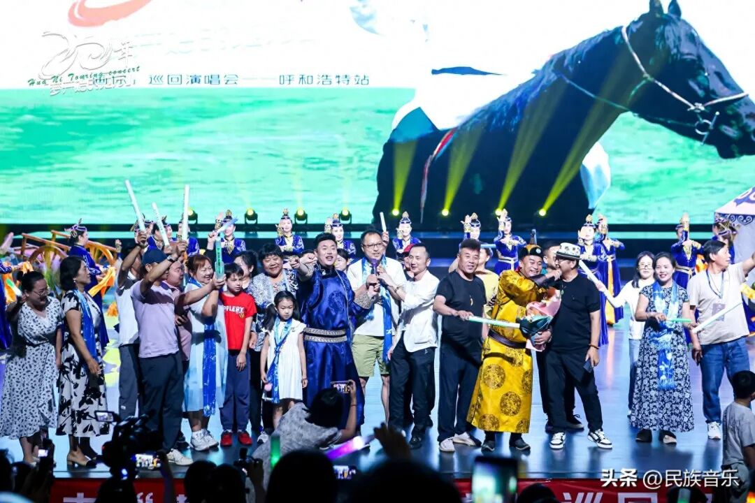 草原之声撼动青城，科尔沁夫“梦开始的地方”演唱会深情谢幕 第1张