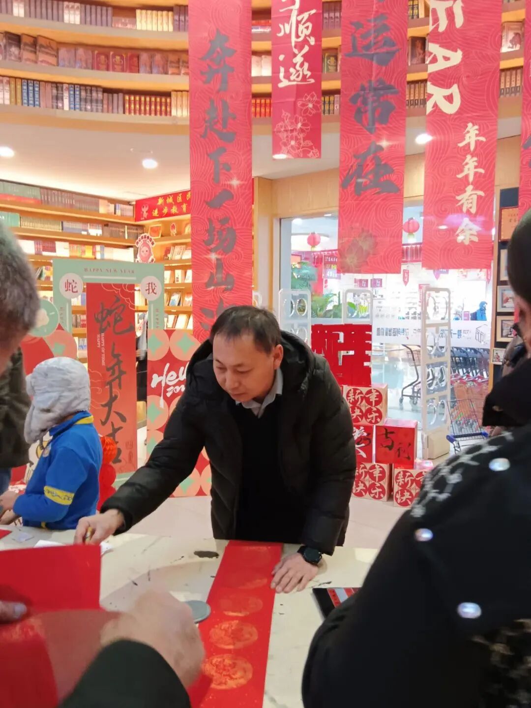 基层艺讯 | 呼和浩特市新城区文联走进河西社区举办义写春联活动 第4张