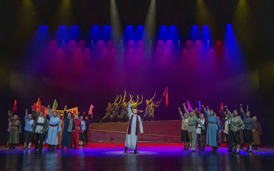 文艺评论 | 根脉绵延处 同心铸华章——评大型音舞诗剧《根脉相连》的共同体叙事 第4张