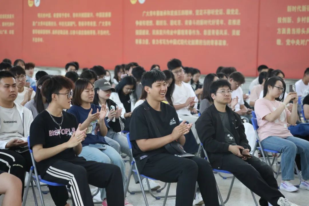 “送欢笑 北疆万里行”活动走进内蒙古工业大学 第4张