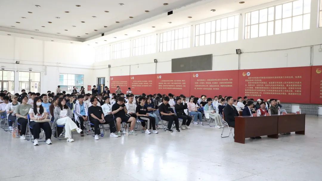 “送欢笑 北疆万里行”活动走进内蒙古工业大学 第2张