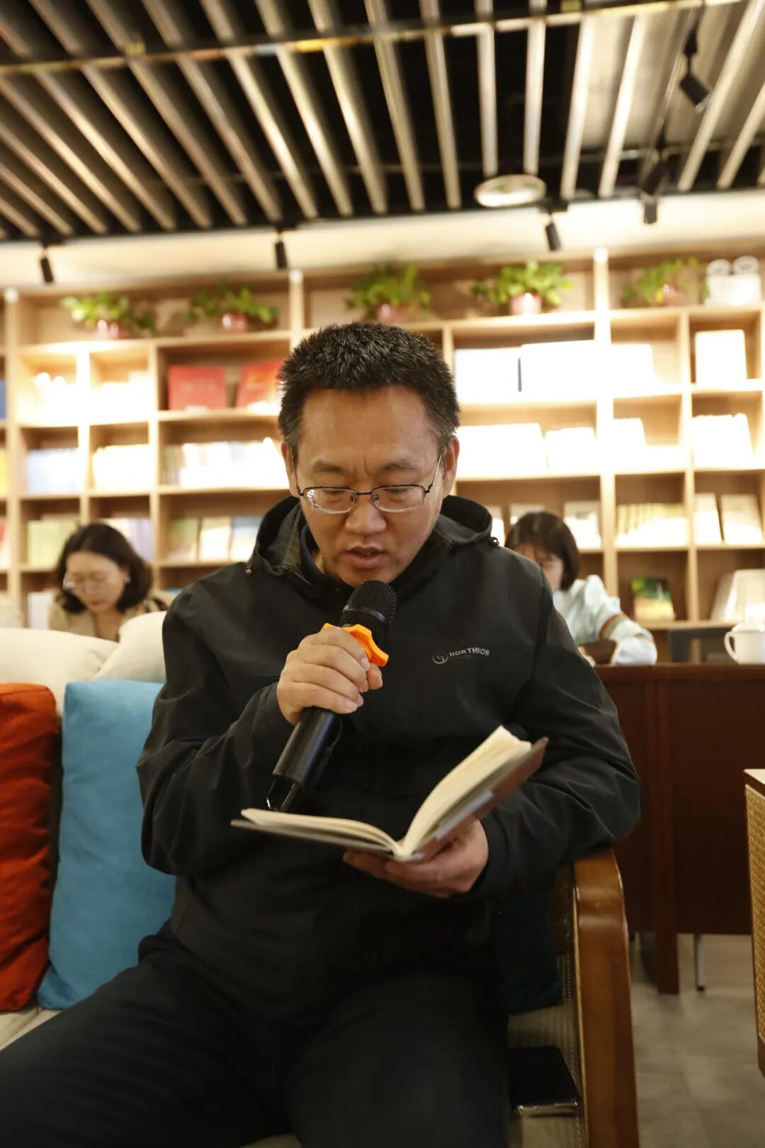 “书香致远 声动人心”2025年内蒙古文联机关工会阅读分享会在内蒙古文学馆举办 第7张