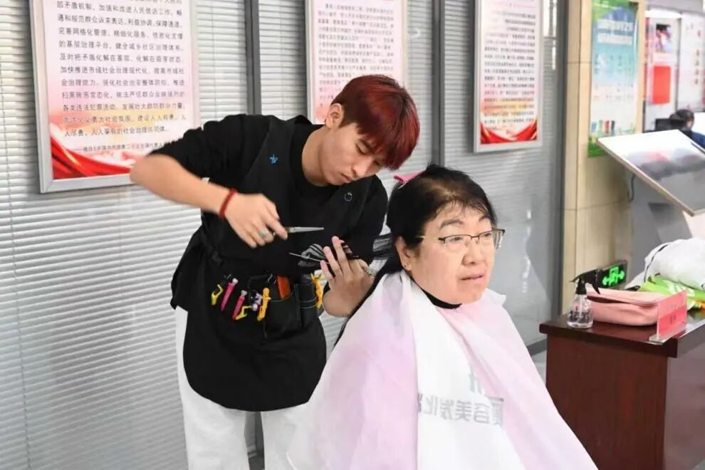 文艺志愿服务走进社区 敬老月演出温暖银发心 第1张