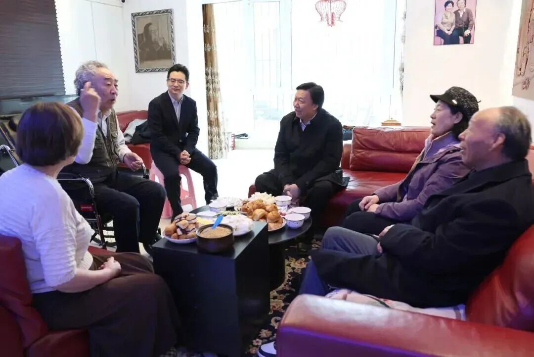 中国作协副主席白庚胜看望内蒙古老作家阿尔泰 第1张