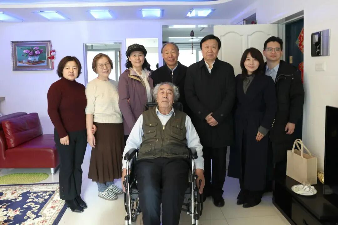 中国作协副主席白庚胜看望内蒙古老作家阿尔泰 第5张