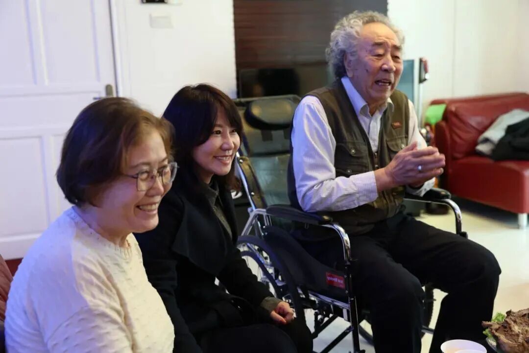 中国作协副主席白庚胜看望内蒙古老作家阿尔泰 第4张