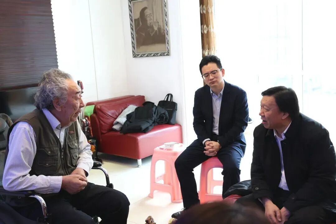 中国作协副主席白庚胜看望内蒙古老作家阿尔泰 第3张