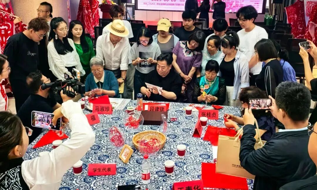 “北疆春晖”内蒙古剪纸名家邀请展举行 第4张