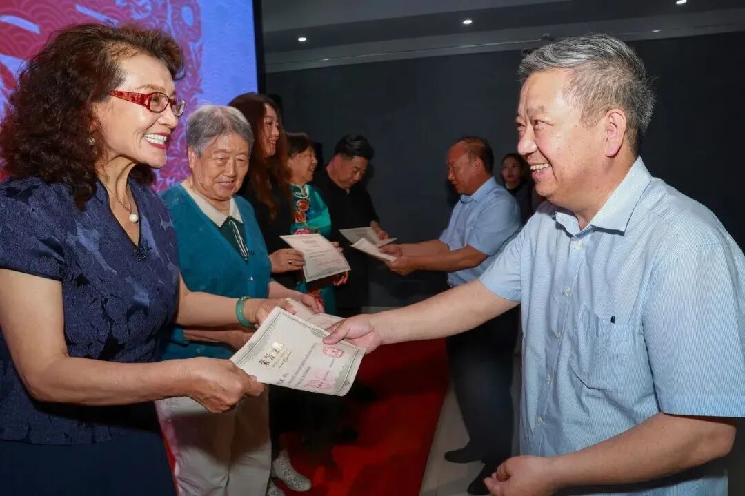 “北疆春晖”内蒙古剪纸名家邀请展举行 第3张