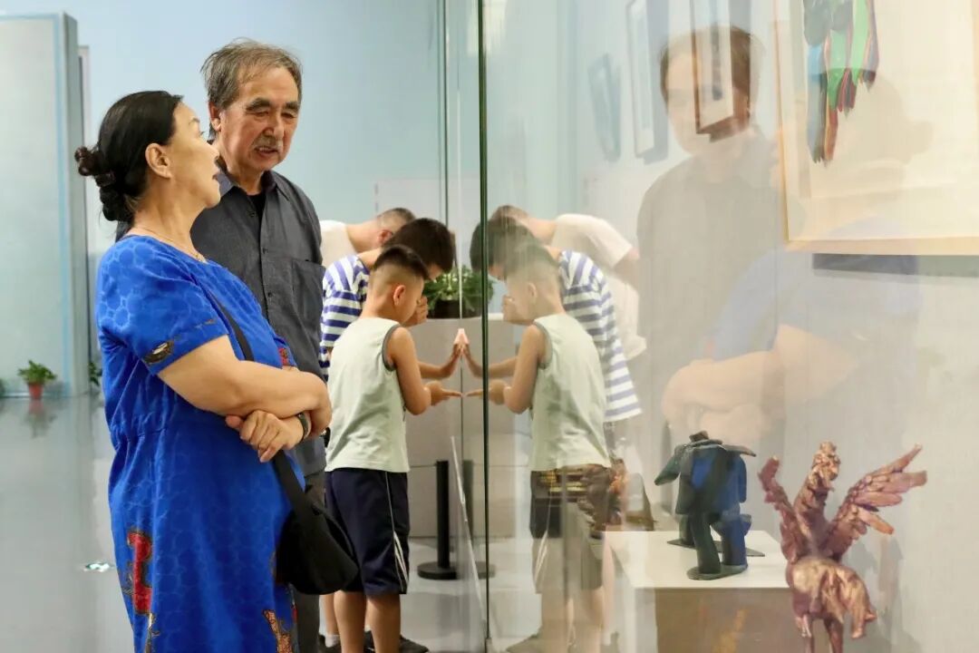 第四届内蒙古民间工艺美术精品展暨第三届呼和浩特工艺美术精品展启幕 第4张