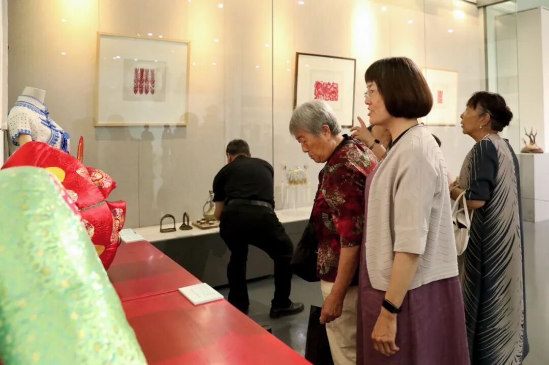 第四届内蒙古民间工艺美术精品展暨第三届呼和浩特工艺美术精品展启幕 第3张