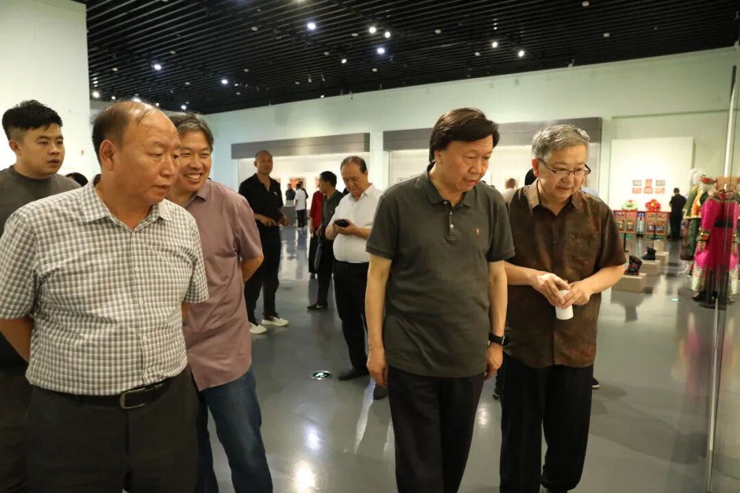 第四届内蒙古民间工艺美术精品展暨第三届呼和浩特工艺美术精品展启幕 第2张