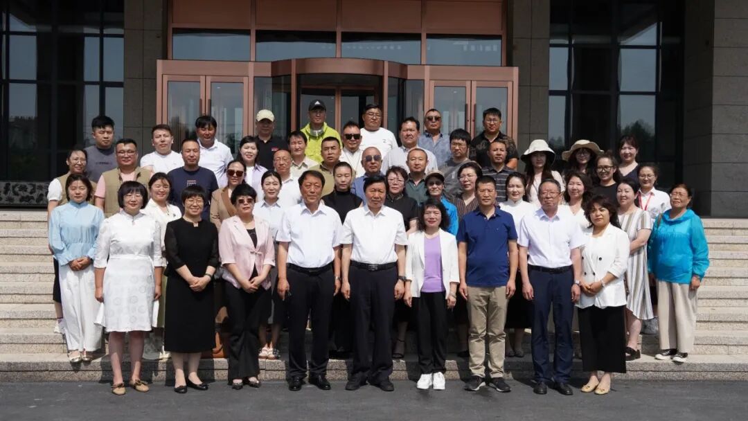 “铸牢中华民族共同体意识”全区文学翻译改稿会在西乌旗开班 第1张
