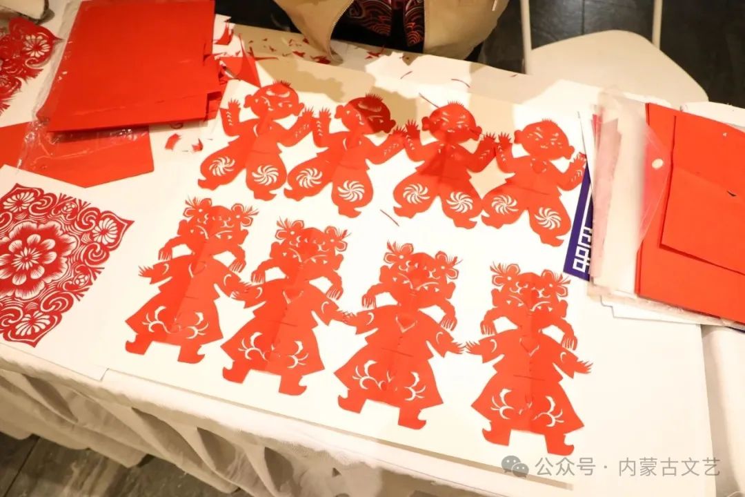 “与人民同行”——新时代文明实践文艺志愿服务走进玉泉区大南街街道大召社区 第4张