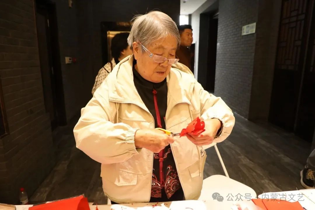 “与人民同行”——新时代文明实践文艺志愿服务走进玉泉区大南街街道大召社区 第1张