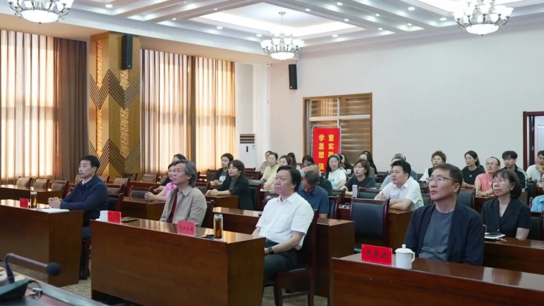 内蒙古文联全体干部职工观看纪念中国人民抗日战争暨世界反法西斯战争胜利80周年大会 第2张