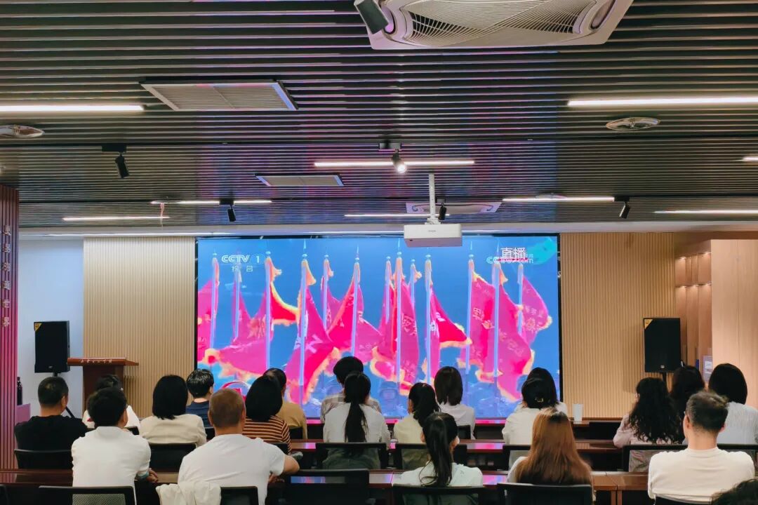 内蒙古文联全体干部职工观看纪念中国人民抗日战争暨世界反法西斯战争胜利80周年大会 第4张