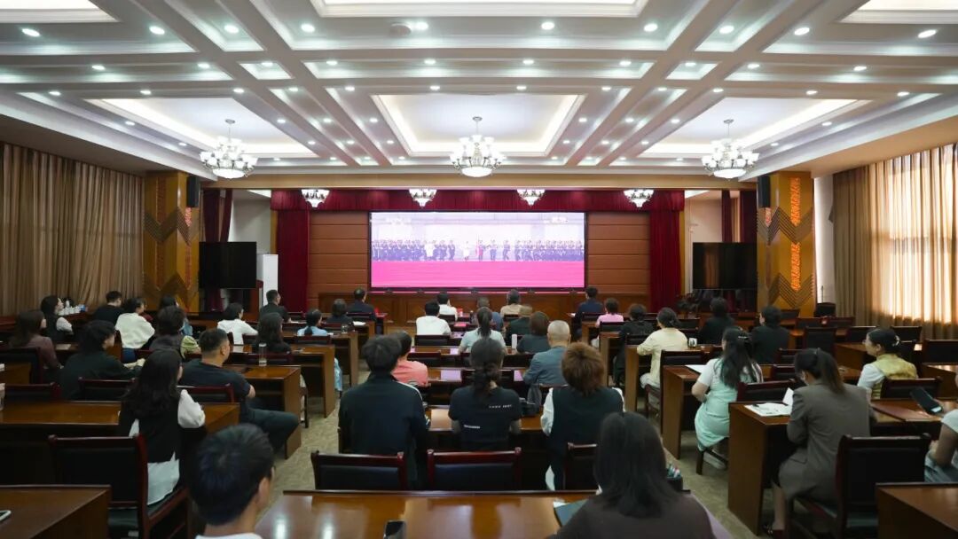 内蒙古文联全体干部职工观看纪念中国人民抗日战争暨世界反法西斯战争胜利80周年大会 第1张
